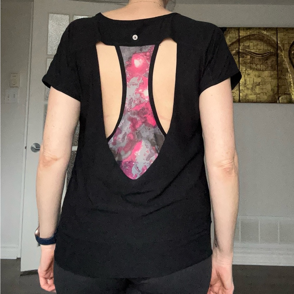 Black t-shirt with beautiful open back in a colourful soft mesh in L